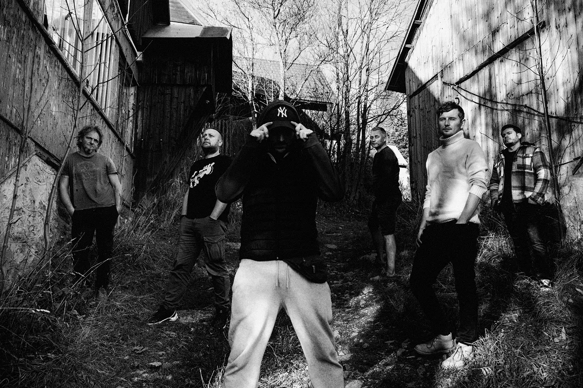 Zespół RIV przed kultową stodołą w Złatnej